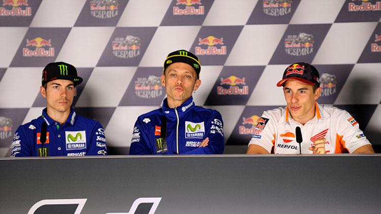 Maverick Vinales, Valentino Rossi, dan Marc Marquez dalam konferensi pers. Copyright: Jose Breton/NurPhoto via Getty Images