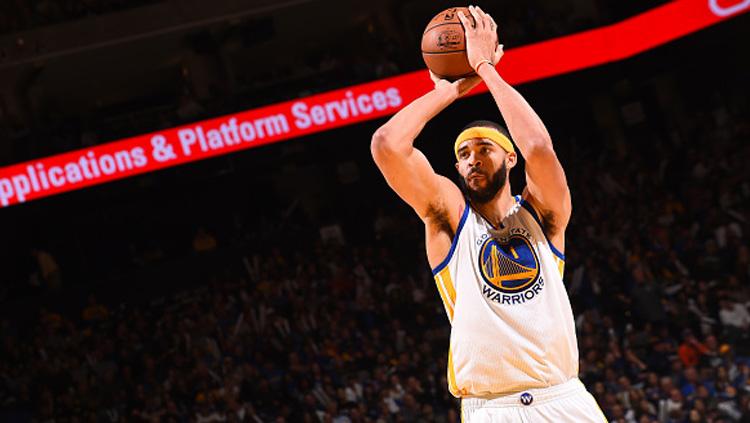 JaVale McGee saat akan memasukan bola basket ke ring.