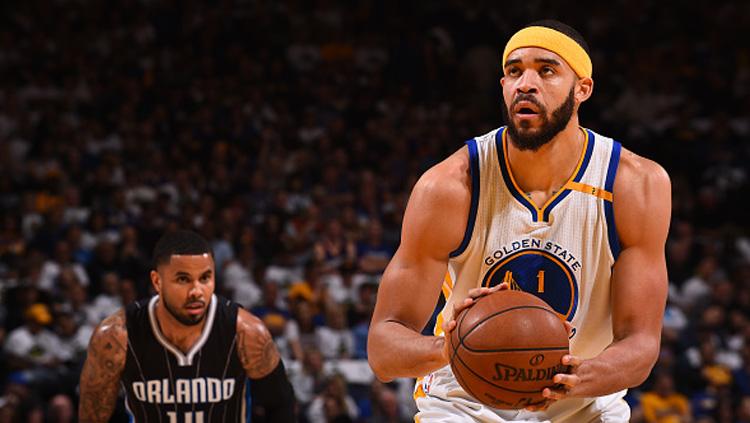 JaVale McGee saat akan memasukan bola basket ke gawang.