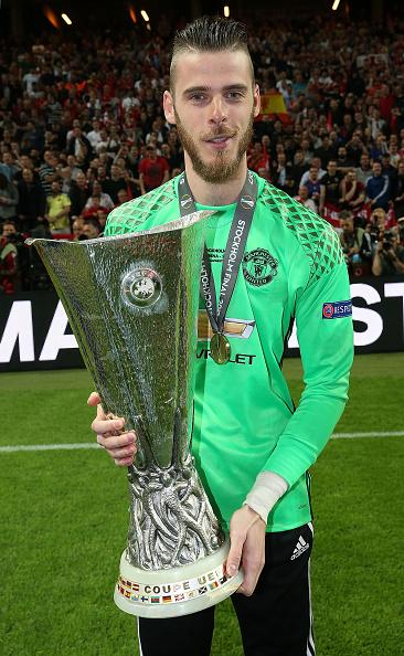 David De Gea bersama trofi Liga Europa. Copyright: John Peters/Man Utd via Getty Images