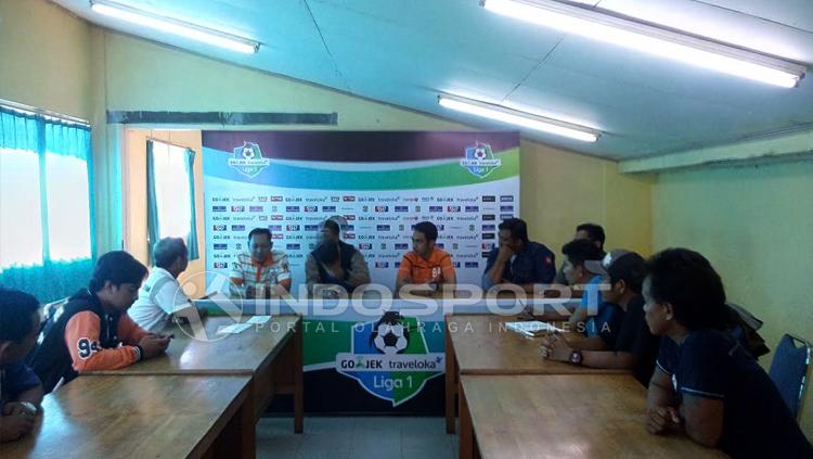 Suporter Persiba dan Borneo FC sepakat berdamai. Copyright: Teddy Rumengan/INDOSPORT