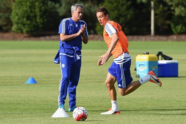 Jose Mourinho (kiri) saat masih di Chelsea bersama Nemanja Matic dalam sesi latihan. Copyright: Darren Walsh/GettyImages