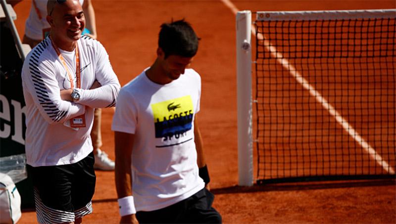 Andre Agassi (kiri) dan Novak Djokovic. - INDOSPORT
