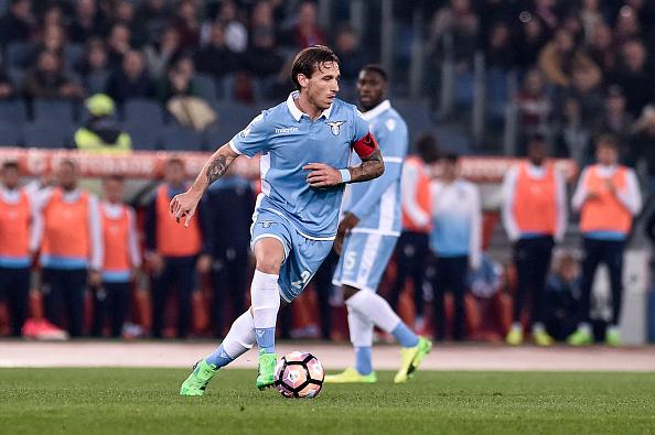 Lucas Biglia tinggal menunggu waktu untuk menuntaskan proses kepindahannya ke AC Milan. Copyright: NurPhoto/GettyImages