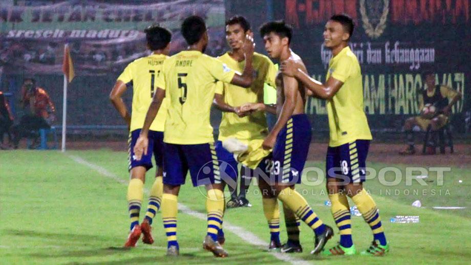 Selebrasi gol GU yang dicetak Arsyad Yusgiantoro yang berbuah kartu kuning karena buka baju. Copyright: Ian Setiawan/Indosport