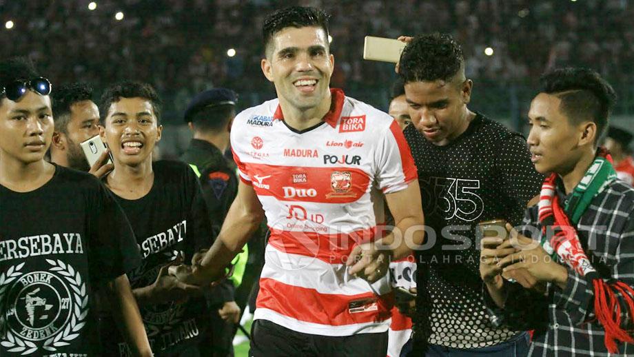 Fabiano Beltrame dielu-elukan melakukan selebrasi kemenangan bersama suporter. Copyright: Ian Setiawan/Indosport