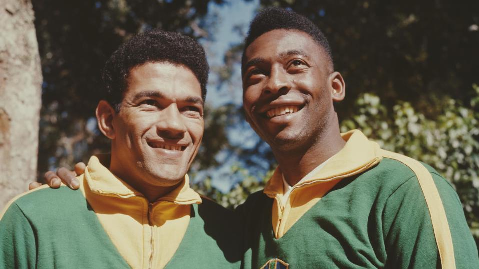 Mane Garrincha (kiri) bersama dengan Pele di Timnas Brasil. Copyright: The Sun