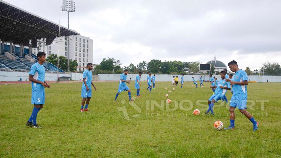 Tim Semen Padang saat latihan yang akan menghadapi kontra Barito Pura. Copyright: Taufik Hidayat/Indosport