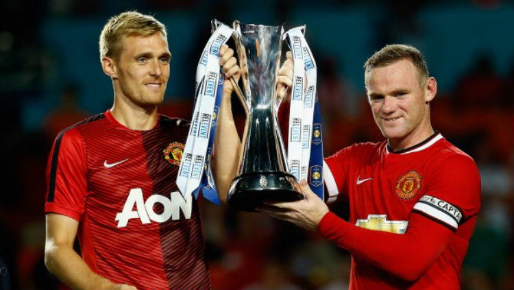 Darren Fletcher mengangkat trofi ICC 2014 bersama Wayne Rooney dalam balutan seragam Manchester United. Copyright: Chris Trotman/Getty Images