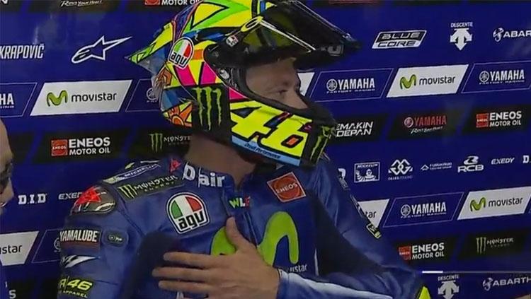 Valentino Rossi masih suka memegang bagian dadanya. Copyright: Twitter/Crash.net