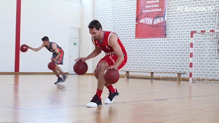 Thomas Muller dan Mats Hummels saat bermain bola basket. Copyright: dailymail.co.uk