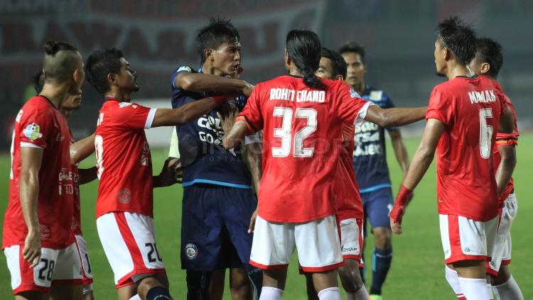 Para pemain Persija Jakarta dan Arema FC sempat terlibat adu mulut.