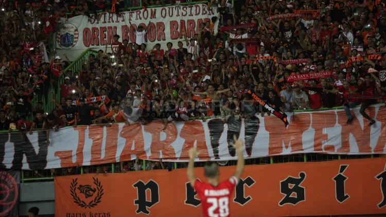 Suporter Persija Jakarta, The Jakmania memadati Stadion Patriot Candrabhaga untuk mendukung tim kesayangannya.