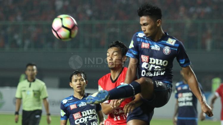 Sengitnya laga Persija Jakarta vs Arema FC.