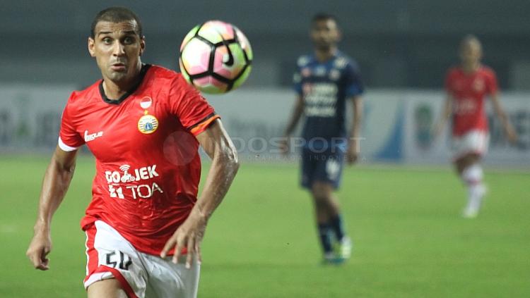 Marquee player Persija Jakarta, Bruno Alves saat mencoba mengejar datangnya bola.
