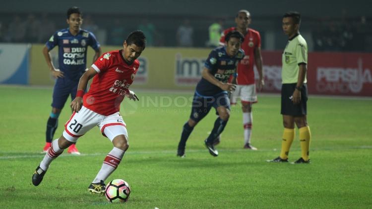 Ikon Persija Jakarta, Bambang Pamungkas saat mengambil eksekusi penalti, sayang dirinya gagal menceploskan bola ke gawang Arema FC kawalan Kurnia Meiga Hermansyah.