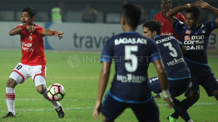 Sengitnya laga Persija Jakarta vs Arema FC.