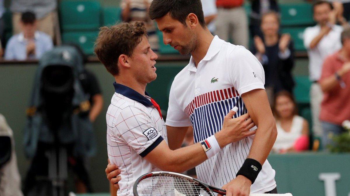 Novak Djokovic bersalaman dengan Diego Schwartzman di Prancis Terbuka 2017. Copyright: Twitter @tennis_phil