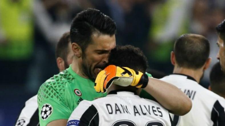 Dani Alves dan Buffon ketika berhasil menyingkirkan AS Monaco di semifinal Liga Champions. Copyright: Football365