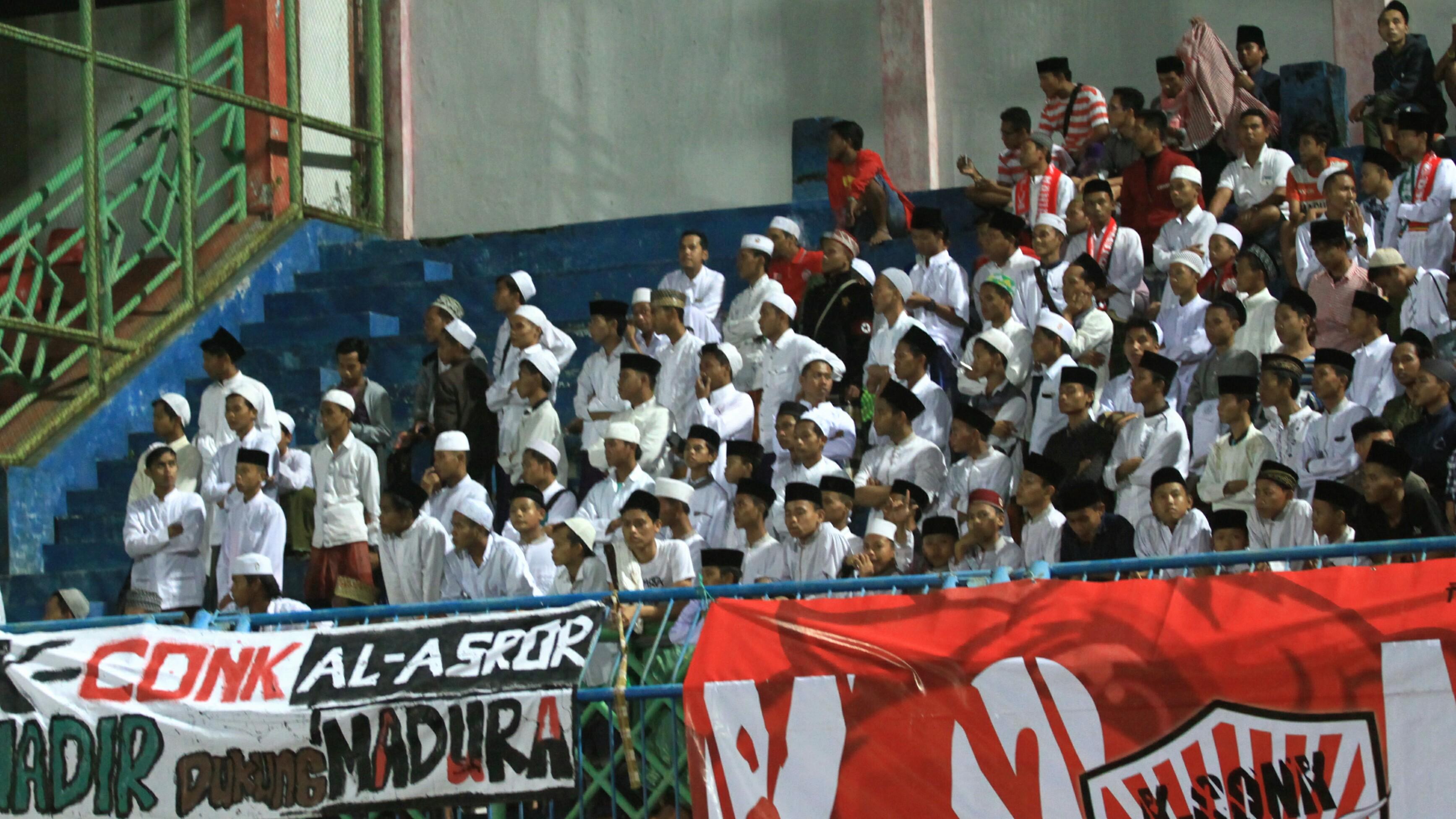 Contoh%20santri%20yang%20mengikuti%20perkembangan%20sepakbola%2C%20dengan%20hadir%20di%20stadion%20sepakbola.