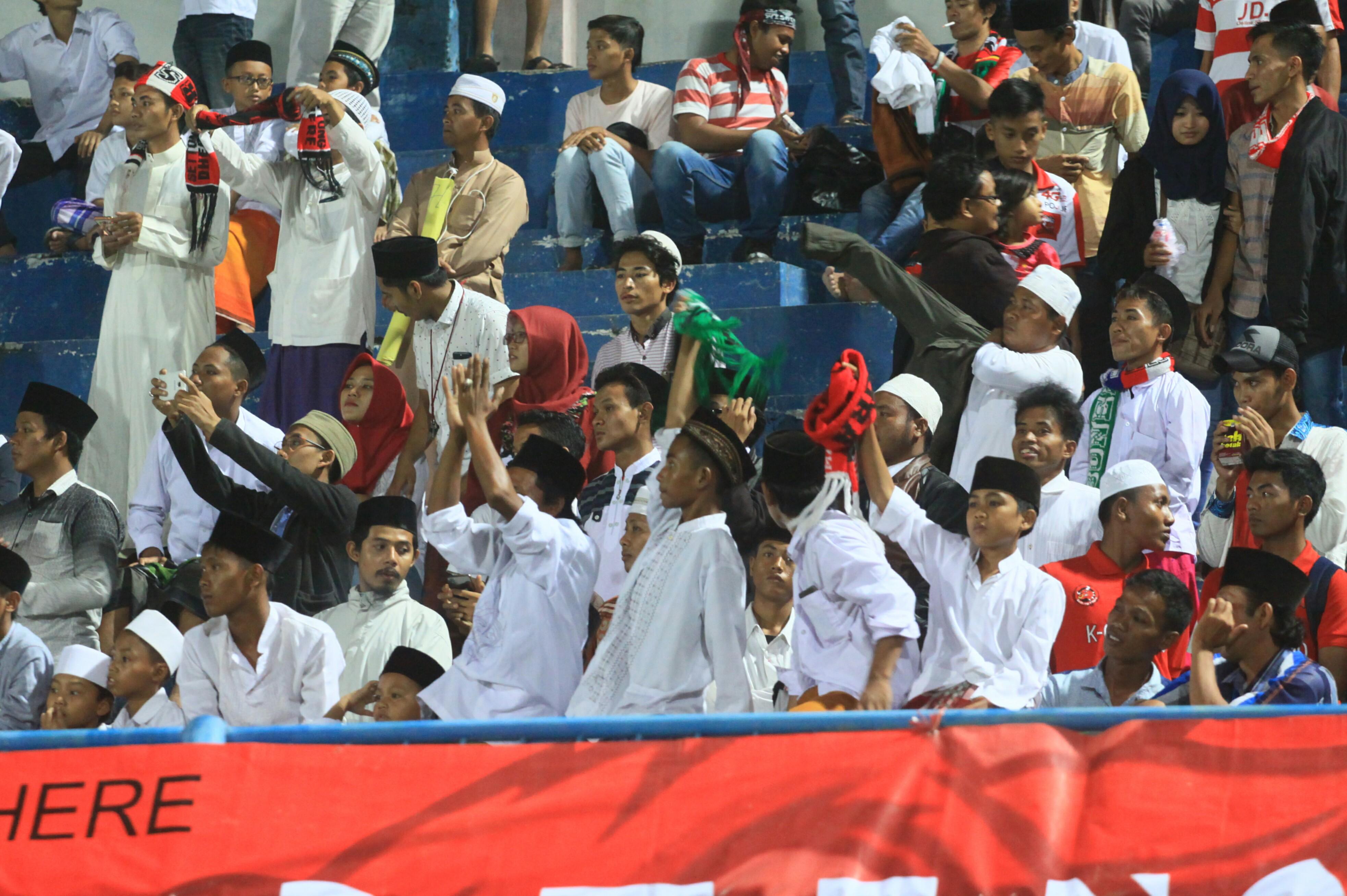 Ratusan santri saat ikut menyaksikan Madura United berlaga Copyright: Ian Setiawan/INDOSPORT