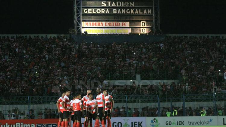 Pemain Madura United saat berkumpul pada laga saat melawan Gresik United. Copyright: Ian Setiawan/INDOSPORT