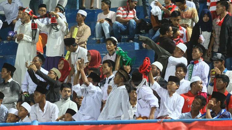 Suporter Santri ikut memeriahkan laga Madura United, dengan berpakaian lengkap khas Pondok Pesantren. Copyright: Ian Setiawan/INDOSPORT