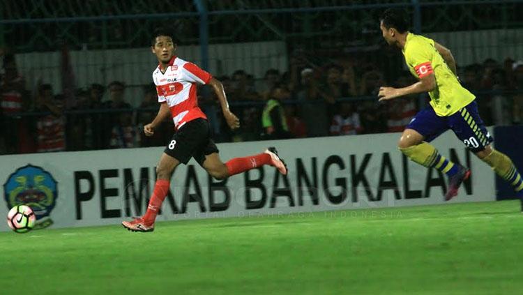 Bayu Gatra, Winger lincah yang mesti dijaga ketat oleh para bek GU. Copyright: Ian Setiawan/INDOSPORT