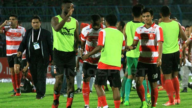 Presiden MU, Achsanul Qosasi (hitam) bersama para pemain memberi usai menghampiri suporter di tribun Copyright: Ian Setiawan/INDOSPORT