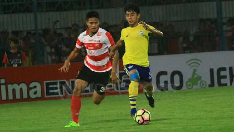 Arsyad Yusgiantoro, striker Gresik United yang paling merepotkan bagi Fachrudin Wahyudi Aryanto. Copyright: Ian Setiawan/INDOSPORT