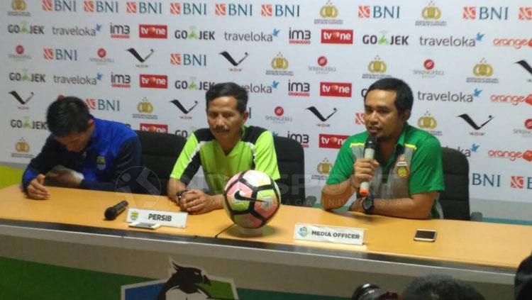 Djajang Nurdjamn dan Media Officer Bhayangkara FC. Copyright: Zainal hasan/INDOSPORT