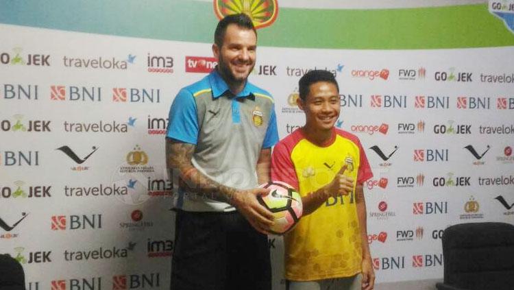 Simon Mcmenemy dan Evan Dimas. Copyright: Zainal hasan/INDOSPORT