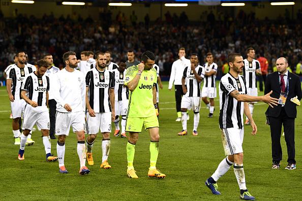 Para pemain Juventus tertunduk lesu usai mereka gagal menjadi juara Liga Champions 2016/17. Copyright: INDOSPORT
