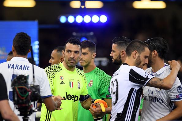 Para pemain Juventus memberikan selamat kepada Real Madrid. Copyright: getty images