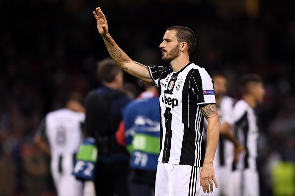 Leonardo Bonucci mengucapkan terima kasih kepada fans Juventus yang hadir di tribun penonton Millennium Stadium. Copyright: INDOSPORT