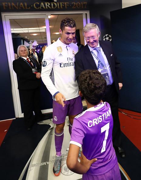 Ronaldo dan Ferguson saling bertemu pasca pertandingan usai. Copyright: Getty Images