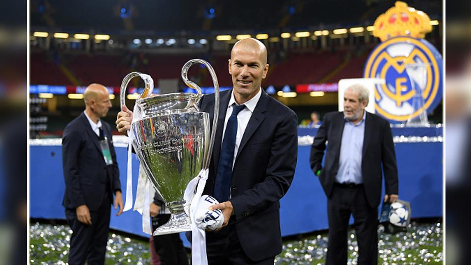 Pelatih Real Madrid, Zinedine Zidane sukses mengantarkan tim besutannya juara Liga Champions 2016/17. Copyright: getty images