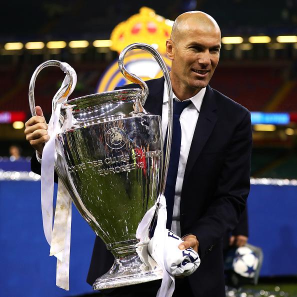 Pelatih Real Madrid, Zinedine Zidane bersana trofi Liga Champions 2016/17. Copyright: INDOSPORT