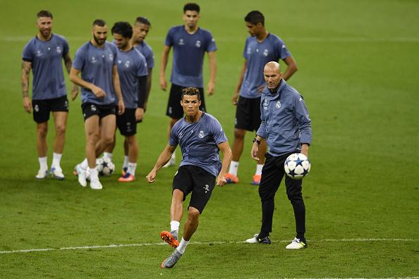 Zinedine Zidane saat memberikan arahan latihan kepada tim besutannya, Real Madrid sebelum pertandingan. Copyright: INDOSPORT