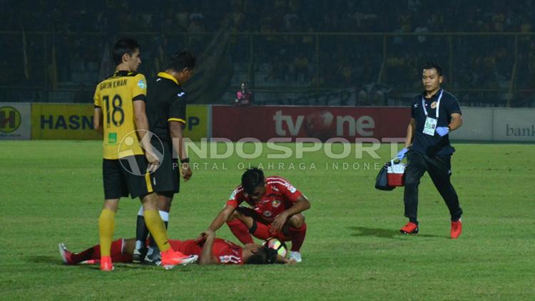 Pemain Semen Padang mengalami cedera di atas lapangan. Copyright: Taufik Hidayat/INDOSPORT