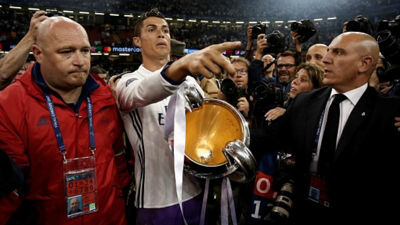 Cristiano Ronaldo memeluk Piala Champions. Copyright: Anadolu Agency / Contributor
