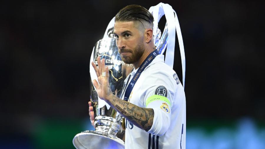 Sergio Ramos memegang trofi Liga Champions. Copyright: Laurence Griffiths / Staff