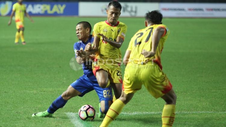 Striker Persib Bandung, Tantan (kiri) mencoba keluar dari pengawalan pemain Bhayangkara FC.
