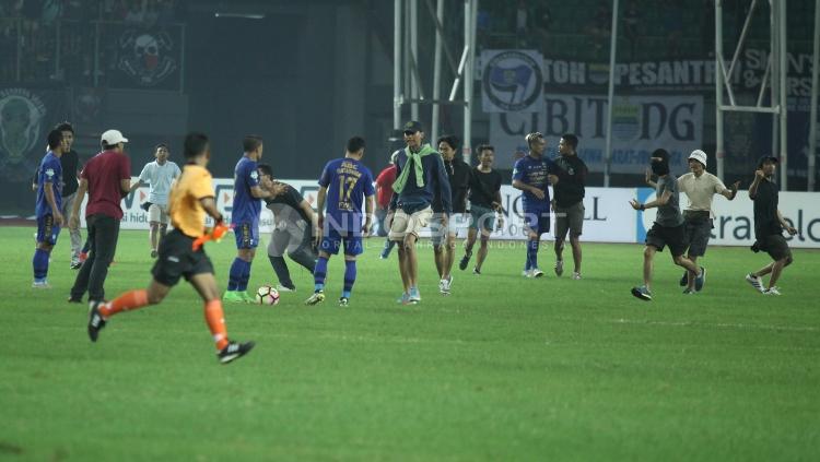 Pendukung Persib Bandung, Bobotoh masuk ke dalam lapangan sebagai tindakan kurang puas dengan performa tim kesayangannya.