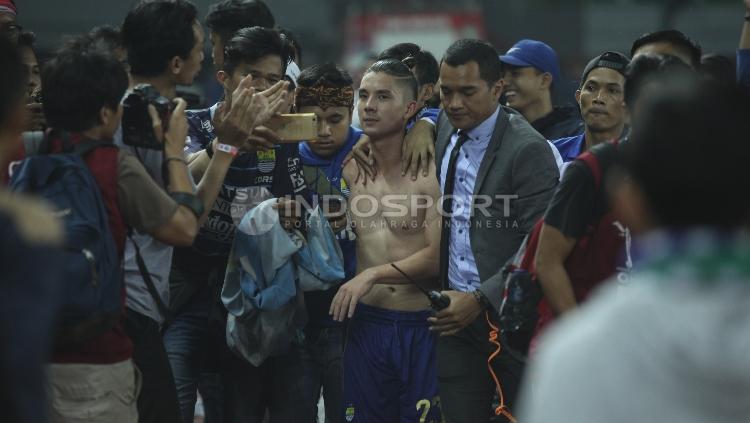 Gelandang bertahan Persib Bandung, Kim Jeffrey Kurniawan (tengah) dikerumuni Bobotoh.