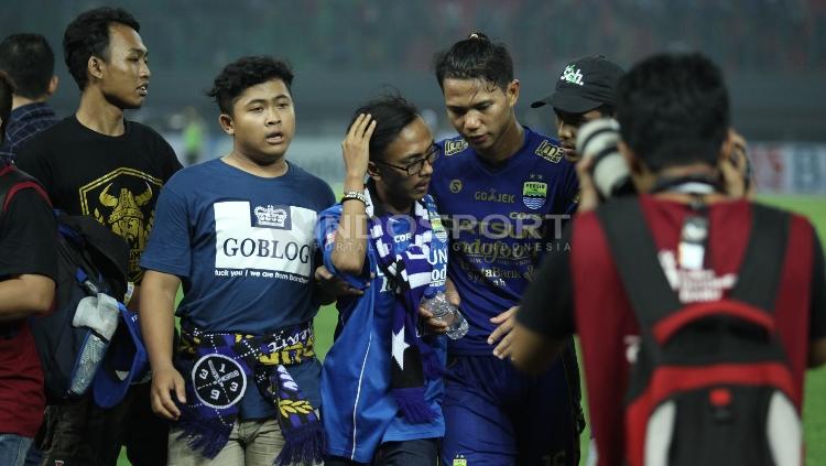 Bek tengah Persib Bandung, Achmad Jufriyanto (kanan) berdiskusi dengan Bobotoh yang masuk ke dalam lapangan.