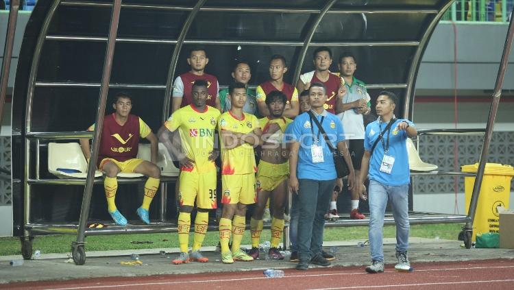Para pemain dan ofisial Bhayangkara FC menyaksikan tindakan pendukung Persib Bandung, Bobotoh masuk ke dalam lapangan.