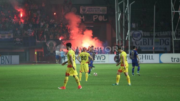 Flare mewarnai laga Bhayangkara FC vs Persib Bandung.