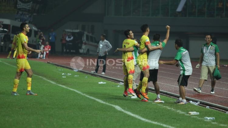 Para pemain Bhayangkara FC merayakan gol yang dicetak Ilham Udin Armaiyn.
