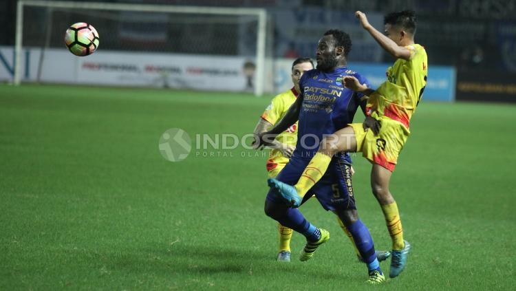 Marquee player Persib Bandung, Michael Essien (kiri) mencoba mengejar bola.